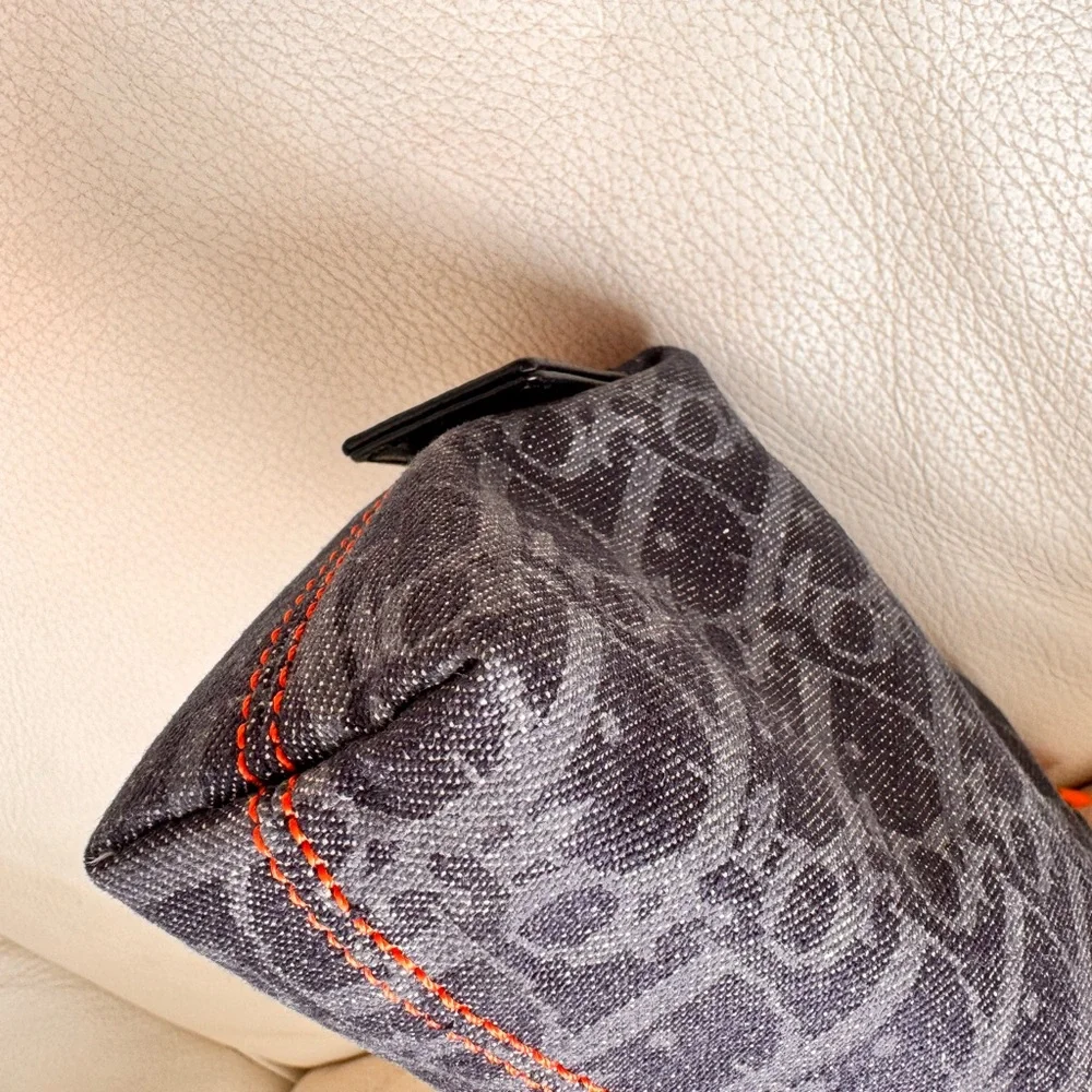 💯 CHRISTIAN DIOR
Blue Trotter Denim Flight Cosmetic Pouch - Picture 7 of 16